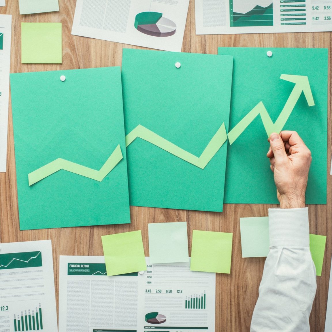 Steigende Diagrammkurve auf Papier als Symbol für nachhaltige Innovation und CSR-gestützte Unternehmensentwicklung