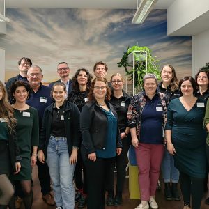 Gruppenfoto des texulting-Teams in den Büroräumen in Chemnitz – Mitarbeitende bei der Büroeröffnung und am neuen Standort.