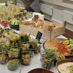 Buffet zur Büroeröffnung von texulting in Chemnitz mit Salaten, Snacks und Catering auf einem langen Tisch.