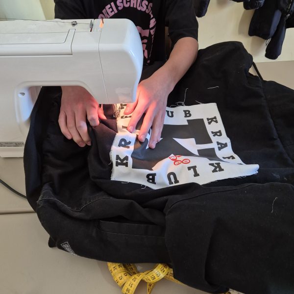 Schülerprojekt mit Nähmaschine und Stoff im Unterricht – praxisnahes Upcycling im Profilunterricht Nachhaltigkeit.
