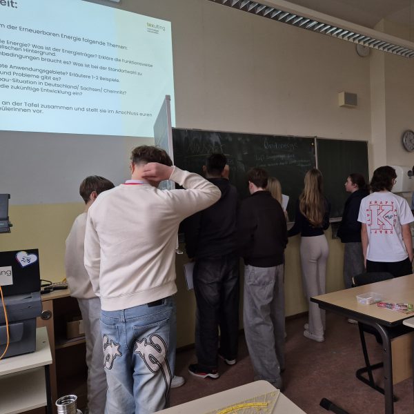 Schülerinnen und Schüler arbeiten im Klassenzimmer gemeinsam an Tafel und Aufgaben – praxisnaher Profilunterricht Nachhaltigkeit.