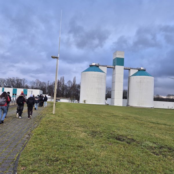 Schülergruppe auf Exkursion zu einer Biogas- oder Umweltanlage – Praxisbeispiel im Profilunterricht Nachhaltigkeit.