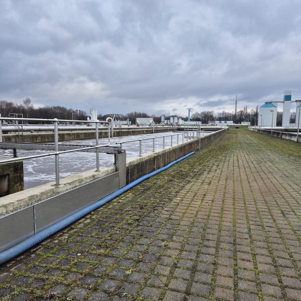 Kläranlage mit Becken und technischen Anlagen – Praxisbeispiel für Nachhaltigkeit, Umwelttechnik und Wirtschaft trifft Schule.