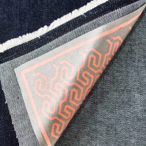 Nahaufnahme eines Smart Textiles mit integrierter leitfähiger Struktur auf Stoff – Symbol für smarte Textilien und textile Innovation.