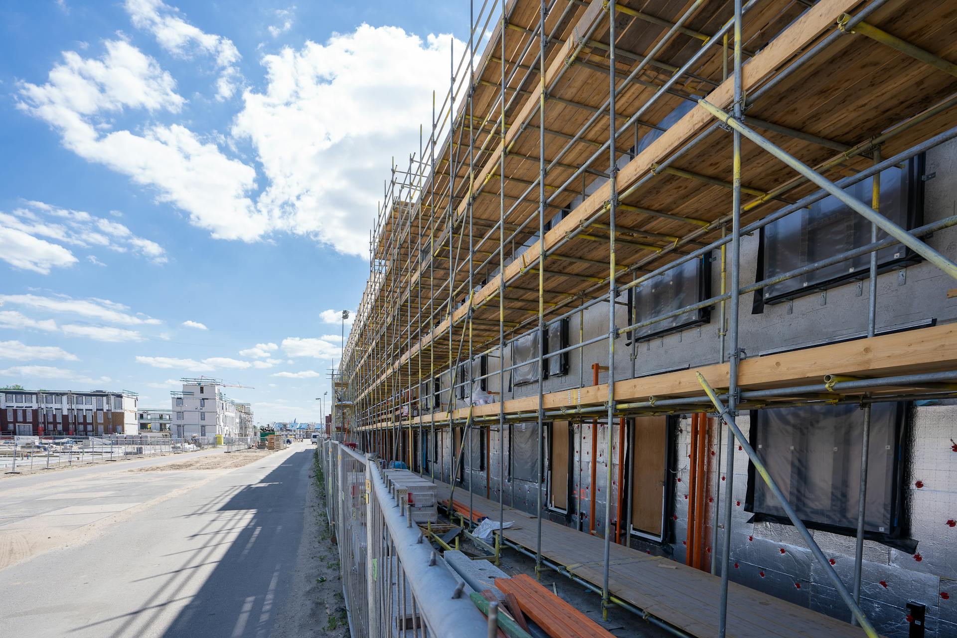 Gebäude mit Gerüst als Symbol für energetische Sanierung, Modernisierung und nachhaltige Gebäudetransformation.