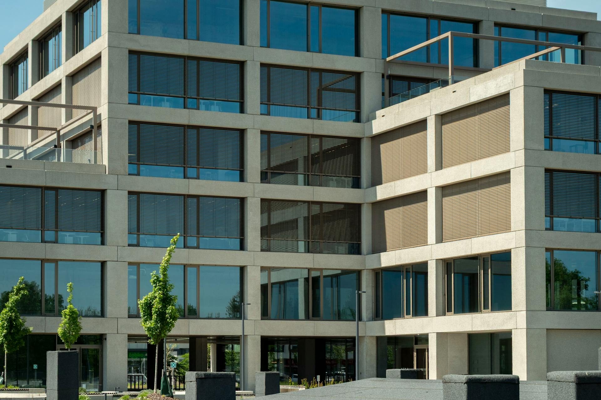 Modernes Bürogebäude als Symbol für ESG Due Diligence, Immobilienbewertung und sichere Transaktionsentscheidungen.