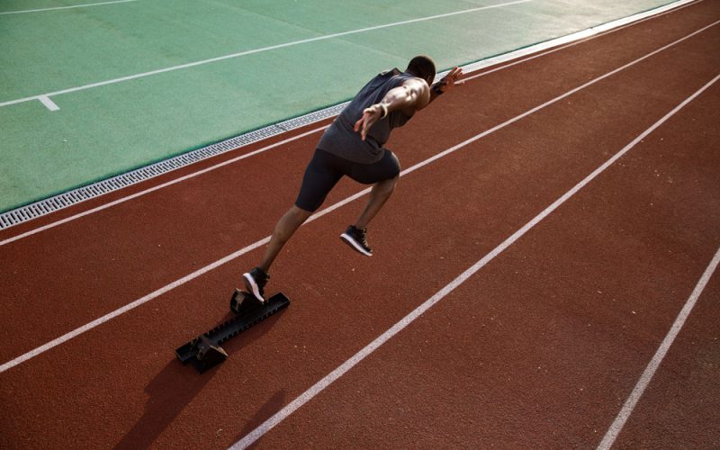 Sprinter auf Laufbahn beim Start – Symbol für Nachhaltigkeit im Sport, Leistung, Entwicklung und verantwortungsvolle Vereinsarbeit.